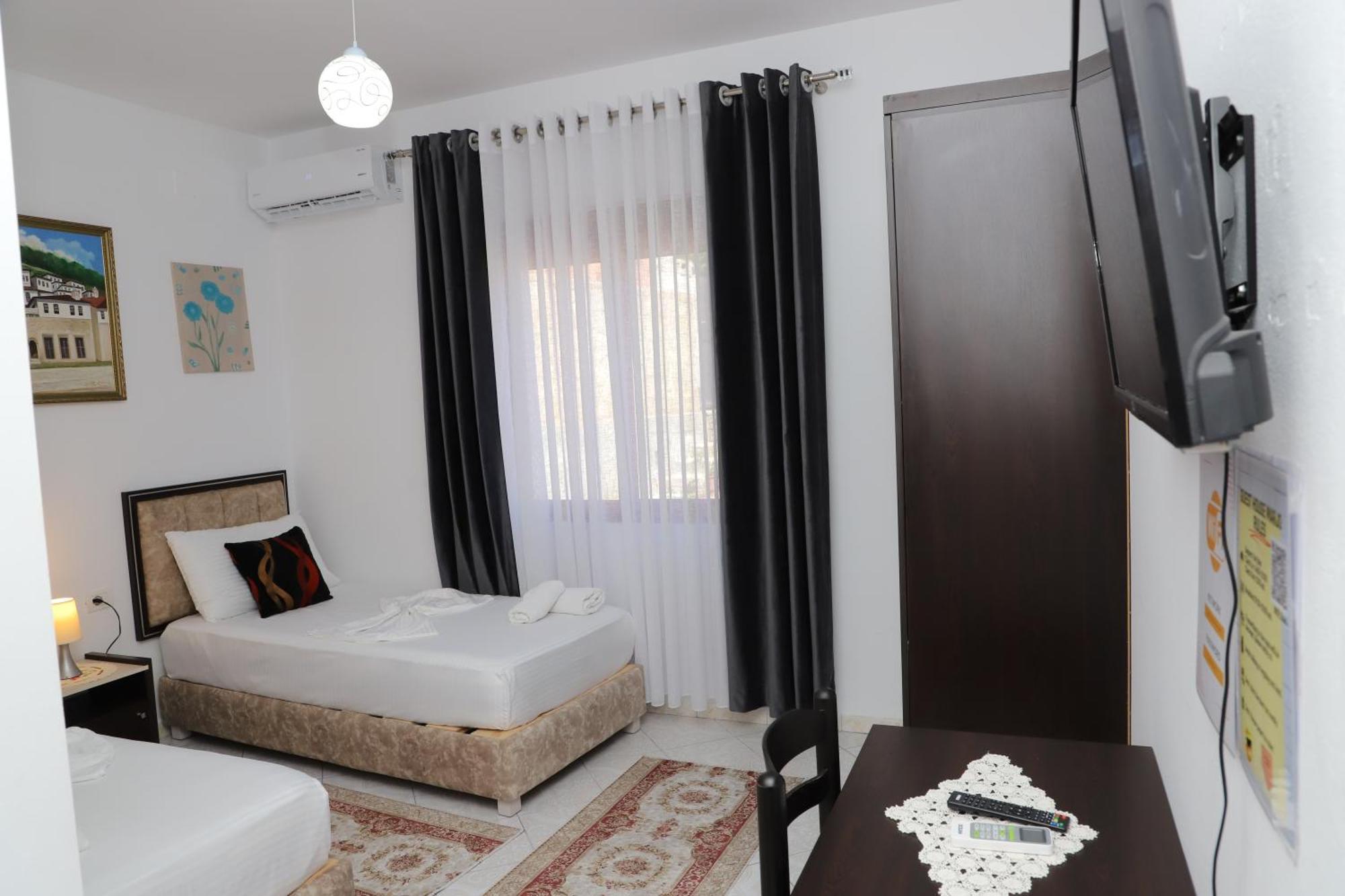 Guest House Marjo Berat Exterior foto